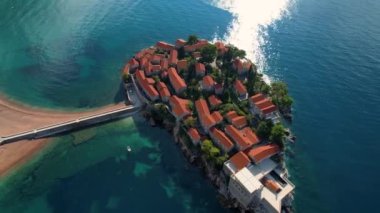 Sveti Stefan 'ın 4K hava görüntüsü, Montgro' daki en ünlü yerlerden biri.