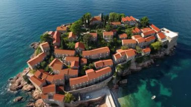 Sveti Stefan 'ın 4K hava görüntüsü, Montgro' daki en ünlü yerlerden biri.