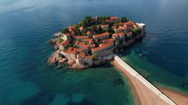 Sveti Stefan 'ın 4K hava görüntüsü, Montgro' daki en ünlü yerlerden biri.