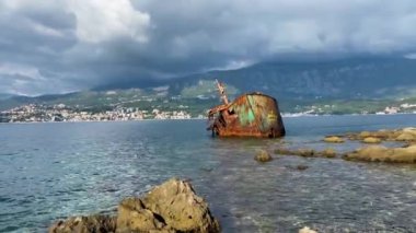 Kotor Körfezi kıyısındaki eski paslı balıkçı teknesinin görüntüsü.