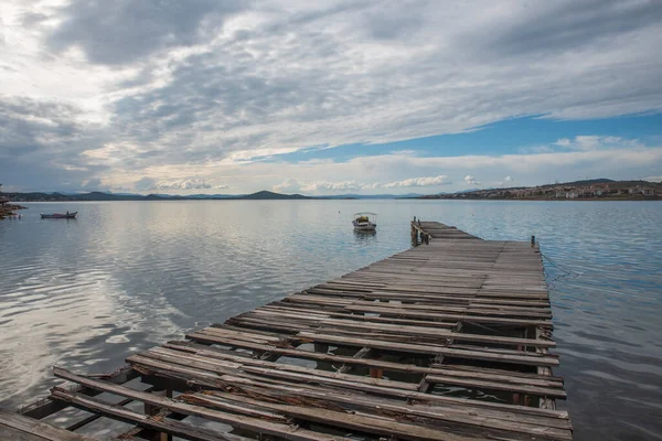 海に浮かぶ美しい木製の桟橋 — ストック写真