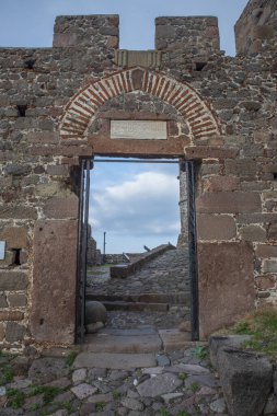 Molyvos şehri Lezbiyenler Adası 'nın tepesindeki kaleden çeşitli manzaralar