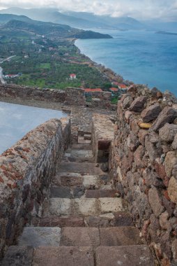 Molyvos şehri Lezbiyenler Adası 'nın tepesindeki kaleden çeşitli manzaralar