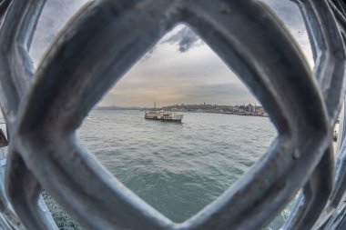 Güzel bir deniz limanı manzarası.