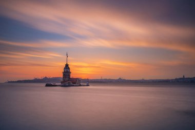 İstanbul ve Türkiye 'nin mimari sembollerinden biri olan Boğaz' da bir adaya inşa edilen Bakire Kulesi ve günbatımında çekilen farklı ışık ve renklerde fotoğraflar.