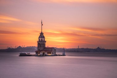İstanbul ve Türkiye 'nin mimari sembollerinden biri olan Boğaz' da bir adaya inşa edilen Bakire Kulesi ve günbatımında çekilen farklı ışık ve renklerde fotoğraflar.