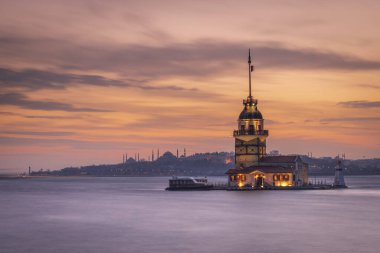 İstanbul ve Türkiye 'nin mimari sembollerinden biri olan Boğaz' da bir adaya inşa edilen Bakire Kulesi ve günbatımında çekilen farklı ışık ve renklerde fotoğraflar.