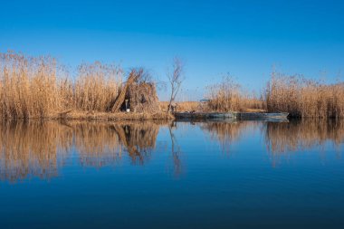 Eber Gölü 'nün yansıması ve afyon bölgesindeki sazlıklar