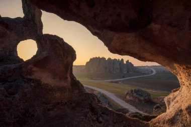 Kayalara, kalelere ve çevrenin genel görüntülerine kazınmış Phrygian vadisi ve kiliseleri