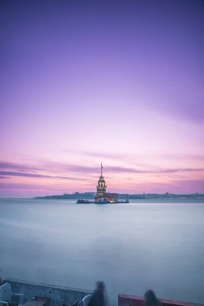 보스포루스 메이든 타워는 이스탄불 터키의 건축적 상징중 하나이며 석양에 색깔로 — 스톡 사진