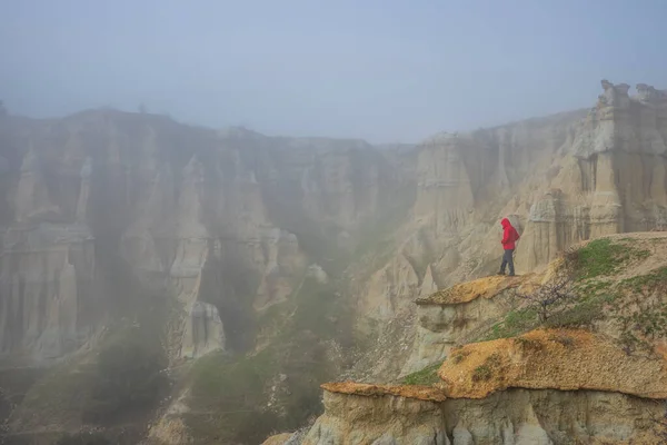 何世紀にもわたって火山の遺跡や浸食によって形成されたクラドシア地方 マニサのクラ地区では 一人旅霧の日に — ストック写真