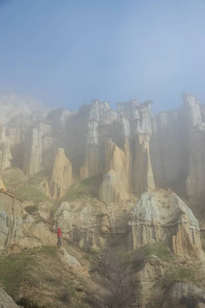 何世紀にもわたって火山の遺跡や浸食によって形成されたクラドシア地方 マニサのクラ地区では 一人旅霧の日に — ストック写真