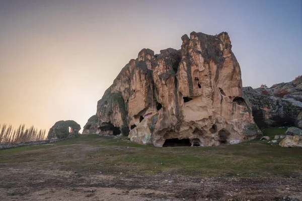 環境の岩 一般的な画像に刻まれたPhrygian谷と教会 — ストック写真