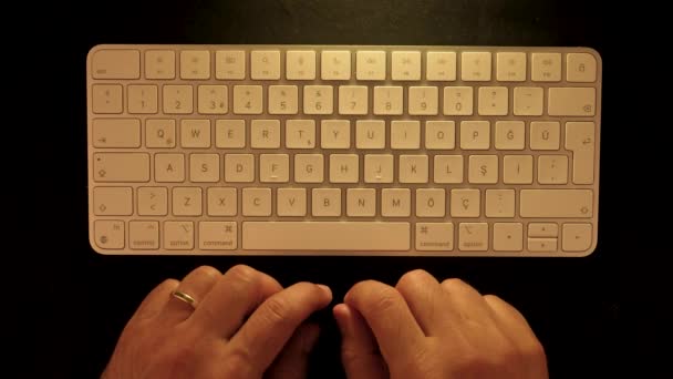 Verheiratete Männliche Hände Tippen Für Aktien Auf Einer Tastatur Mit — Stockvideo