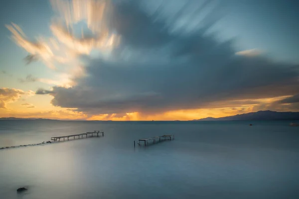 Drewniane Molo Wbudowane Morze Pomagające Wędkować Kolory Zachodu Słońca Światła — Zdjęcie stockowe