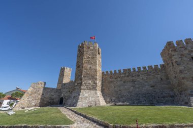 Candarli kalesinin gündüz manzarası 