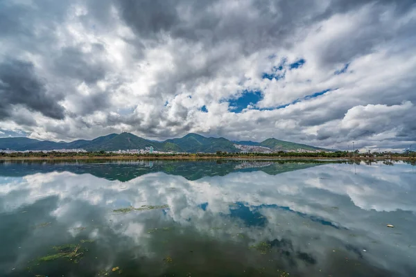 Bulutlu Gökyüzünün Altında Yeşil Dağlı Göl Manzarası — Stok fotoğraf