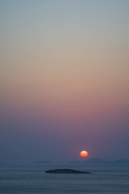 Denizin üzerinde güzel bir gün batımı