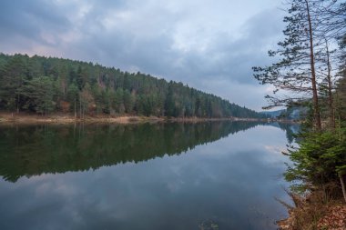 Bursa Bozcaarmut gölünde, kamp alanında ve çevresindeki sisli günbatımında ve günbatımında çekilmiş çeşitli fotoğraflar.