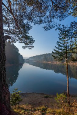 Bursa Bozcaarmut gölünde, kamp alanında ve çevresindeki sisli günbatımında ve günbatımında çekilmiş çeşitli fotoğraflar.