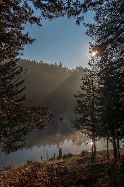 ブルサ ボザカルムートの池やキャンプ場で撮影された様々な写真や霧に包まれた夕日や日の出の間のその周辺 — ストック写真