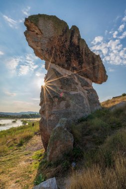Benzersiz kaya formları ve Afyon 'da Emre Gölü' nün etrafındaki gökyüzü.