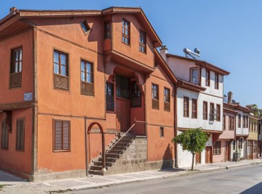 Afyon kalesinin alt kısmında yerel mimarisi olan renkli evler dağın tepesinde yer alıyor.