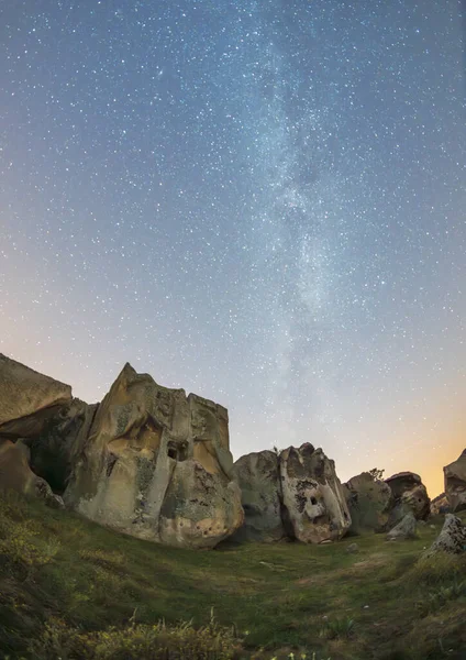Afyon bölgesindeki Phrygian vadisi ve kaya formlarının fotoğrafları Samanyolu ve yıldızların altında.