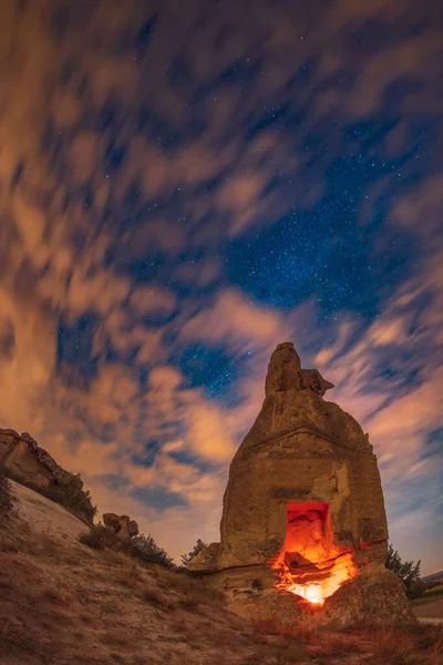 Afyon bölgesindeki Phrygian vadisi ve kaya formlarının fotoğrafları Samanyolu ve yıldızların altında.