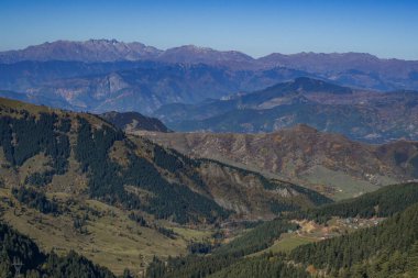 Artvin Savsat 'ın görüşleri, Karadeniz bölgesinin en doğusundaki yeşillikler arasında yer alıyor.