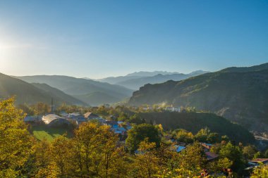 Artvin Savsat 'ın görüşleri, Karadeniz bölgesinin en doğusundaki yeşillikler arasında yer alıyor.