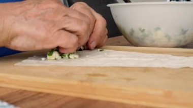 Fililo peyniri, maydanoz ve yağlı böreklerden yapıyorum.