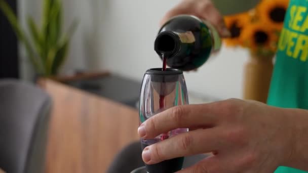 Havalandırma Cihazının Yardımıyla Servis Edilen Kırmızı Şarap — Stok video