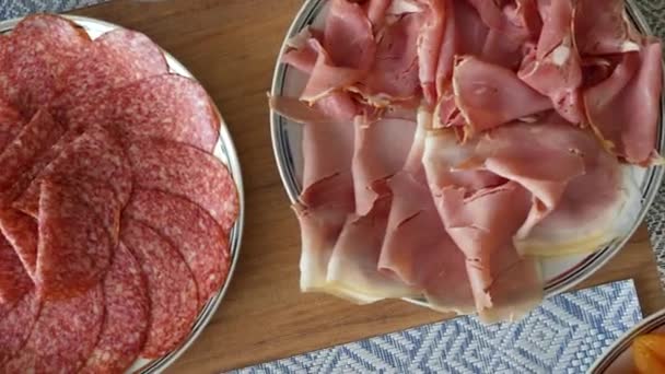 サラミのプロシクトとチーズを盛ったダイニングテーブル — ストック動画
