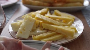 Salamlı jambon ve peynirli yemek masası.