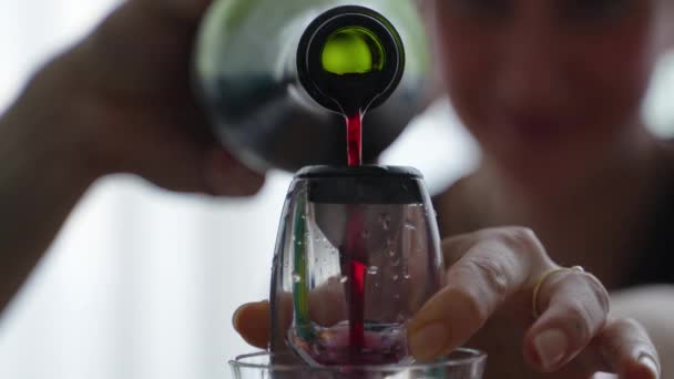 Czerwone Wino Podawane Pomocą Urządzenia Napowietrzającego — Wideo stockowe