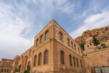 Mardin antik Mezopotamya şehri ve çeşitli taş evlerden çekilmiş fotoğraflar tapınakların mimarisi ve gökyüzü.