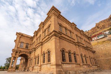 Mardin antik Mezopotamya şehri ve çeşitli taş evlerden çekilmiş fotoğraflar tapınakların mimarisi ve gökyüzü.