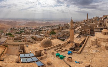 Mardin antik Mezopotamya şehri ve çeşitli taş evlerden çekilmiş fotoğraflar tapınakların mimarisi ve gökyüzü.