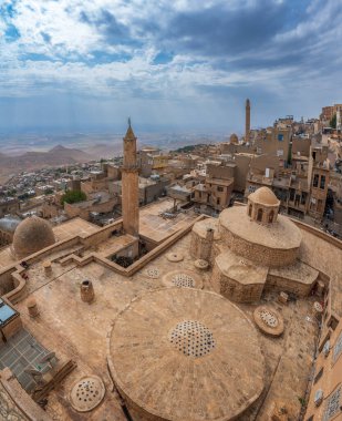 Mardin antik Mezopotamya şehri ve çeşitli taş evlerden çekilmiş fotoğraflar tapınakların mimarisi ve gökyüzü.