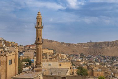 Mardin antik Mezopotamya şehri ve çeşitli taş evlerden çekilmiş fotoğraflar tapınakların mimarisi ve gökyüzü.