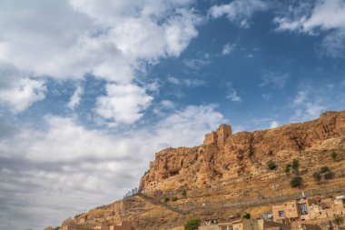 Mardin antik Mezopotamya şehri ve çeşitli taş evlerden çekilmiş fotoğraflar tapınakların mimarisi ve gökyüzü.