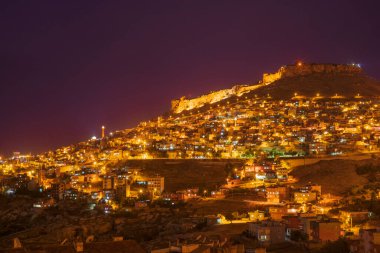 Gece ışıkları ve şimşekler, eşsiz mimarisi ile Mardin 'in şairi