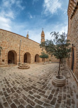 Mardin 'deki Mor Gabriel Manastırı' nda çeşitli açılardan çekilmiş fotoğraflar var.