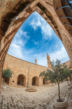 Mardin 'deki Mor Gabriel Manastırı' nda çeşitli açılardan çekilmiş fotoğraflar var.