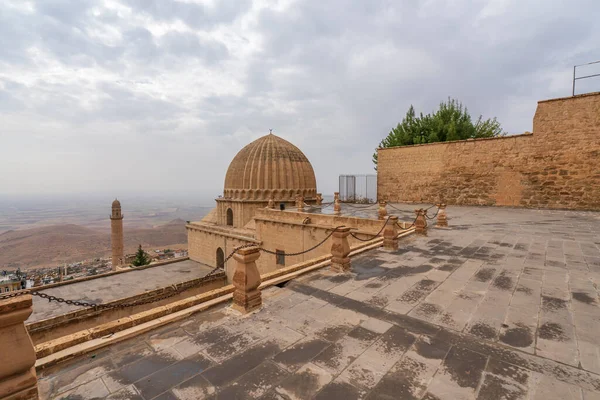 Eski Mardin yerleşim yerindeki Zinciriye Madrasa 'nın fotoğrafları çeşitli açılardan çekildi.