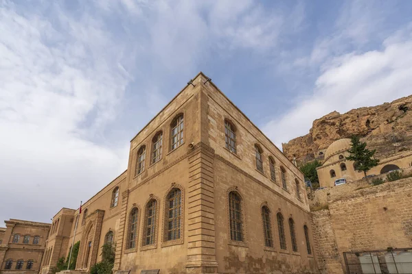 Mardin antik Mezopotamya şehri ve çeşitli taş evlerden çekilmiş fotoğraflar tapınakların mimarisi ve gökyüzü.