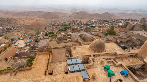 Mardin antik Mezopotamya şehri ve çeşitli taş evlerden çekilmiş fotoğraflar tapınakların mimarisi ve gökyüzü.