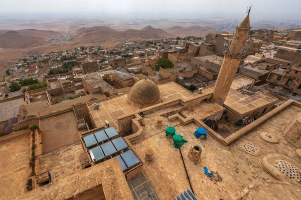 Mardin antik Mezopotamya şehri ve çeşitli taş evlerden çekilmiş fotoğraflar tapınakların mimarisi ve gökyüzü.