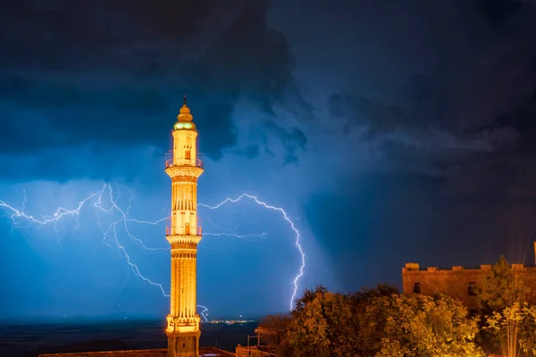 Gece ışıkları ve şimşekler, eşsiz mimarisi ile Mardin 'in şairi